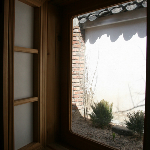 Charm House (참 하우스)
