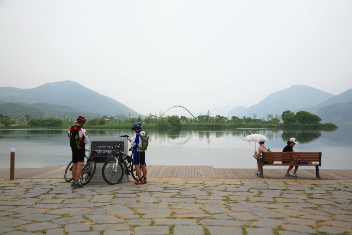 북한강자전거길 시작점인 밝은광장 뒤편 휴식공간