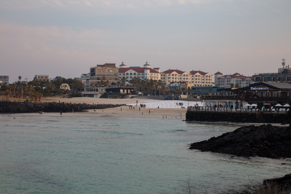 咸德犀牛峰海邊 (咸德海水浴場)(함덕 서우봉 해변 (함덕해수욕장))