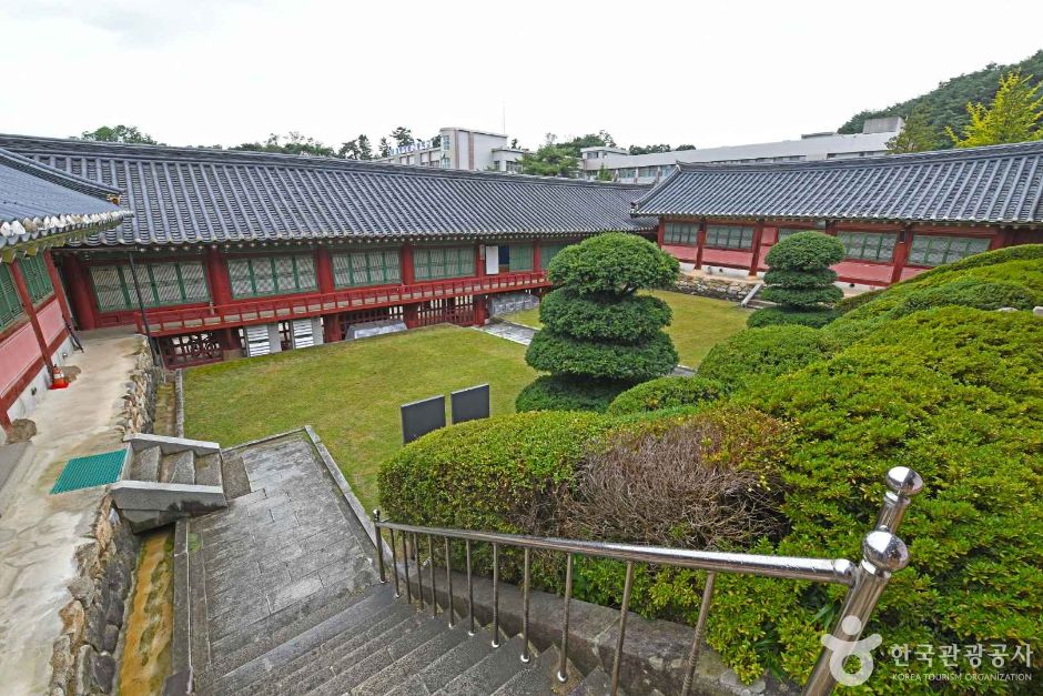 Gangneunghyanggyo Local Confucian School (강릉향교)