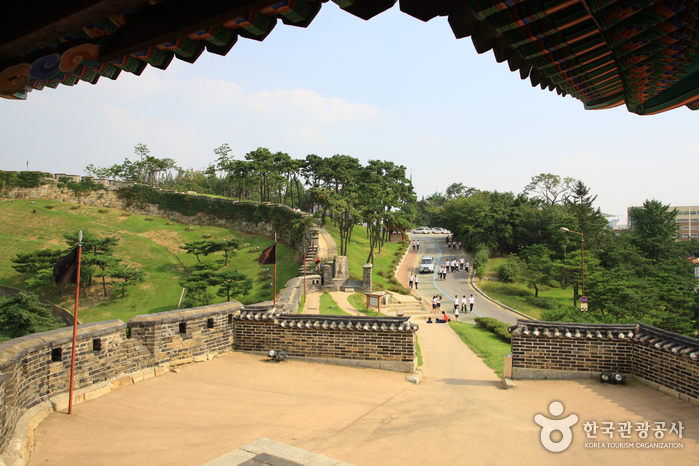 Hwahongmun Gate (화홍문)