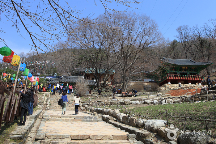 Храм Ёнмунса в горах Ёнмунсан