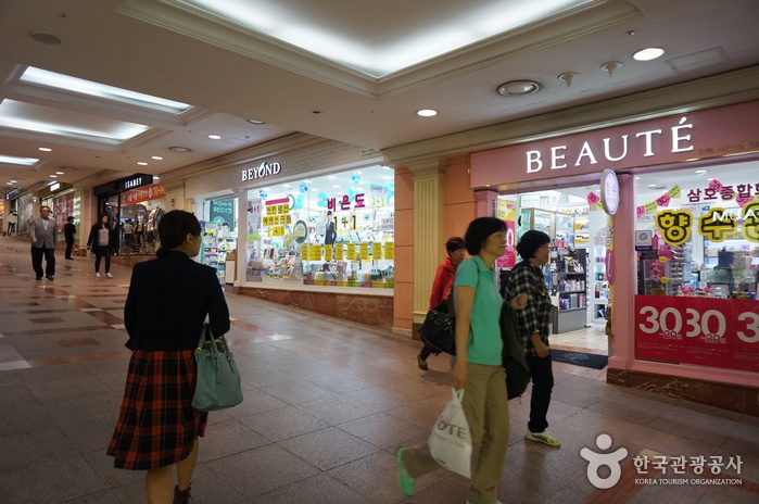 Seomyeon Underground Shopping Center (서면지하도상가)