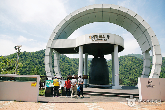 실제 탄피로 만들어진 세계 평화의 종