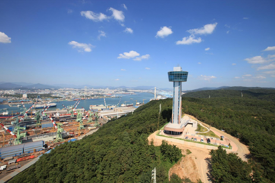 화정산 언덕에 우뚝 솟아있는 울산대교 전망대