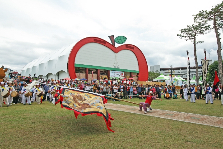 Jangsu Hanurang Sagwarang Festival (장수 한우랑 사과랑 축제)
