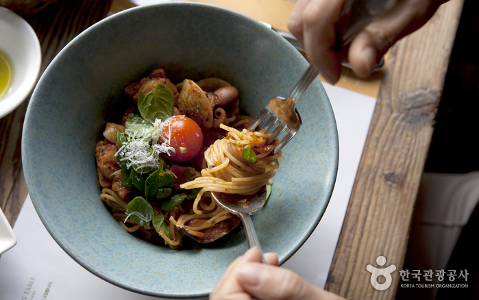 신선한 해산물로 맛을 낸 토마토소스 푸르티 디 마레 파스타