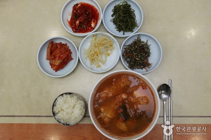 삼척에서 곰치국을 팔기 시작한 원조집으로 알려진 <바다횟집 />의 한상 차림