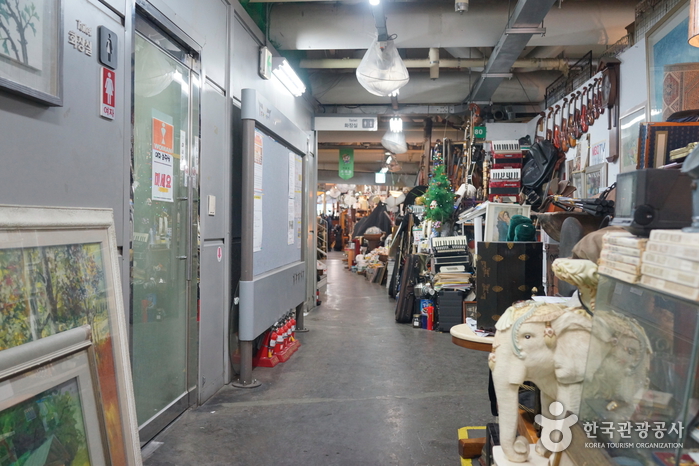 Seoul Folk Flea Market  - Traditional Arts & Crafts Studio (서울풍물시장 전통문화체험관)