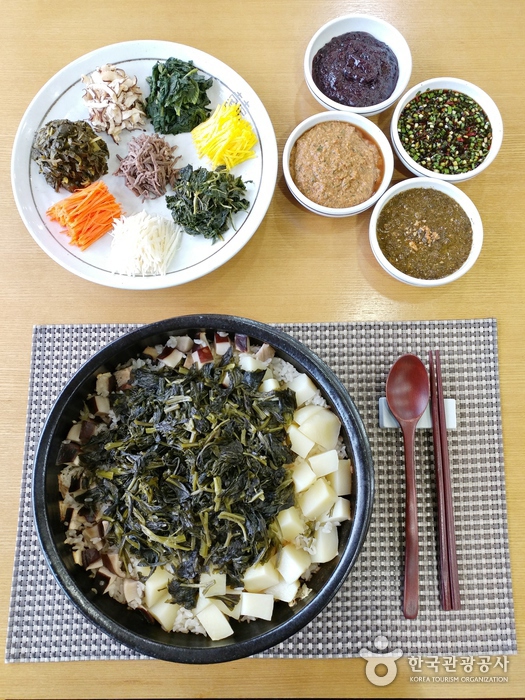 4종의 비빔소스가 제공되는 강원나물밥.