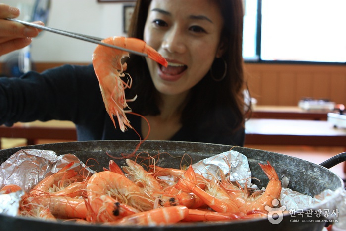 가을만 살찌는 게 아니다. 가을바다에서 자란 대하에도 속살이 가득 찼다