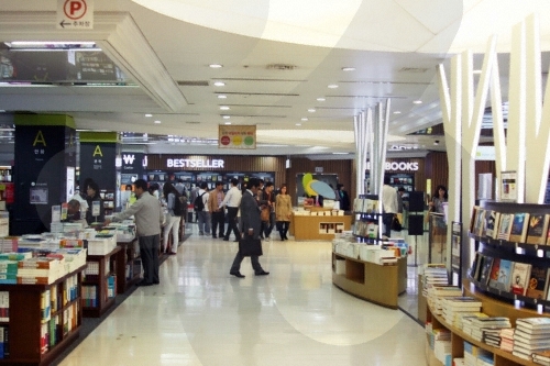 thumbnail-Youngpoong Bookstore - Jongno Branch (영풍문고-종로점)-1