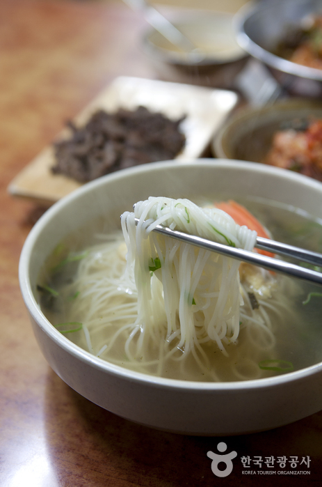 쫄깃한 잔치국수 면발에 맑고 시원한 멸치육수