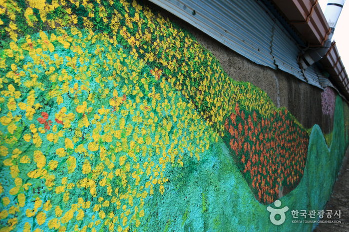 수암골의 낡은 벽에 꽃 그림이 화사하다.