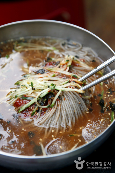 시원하고 개운한 국물 맛이 최고, 메밀막국수