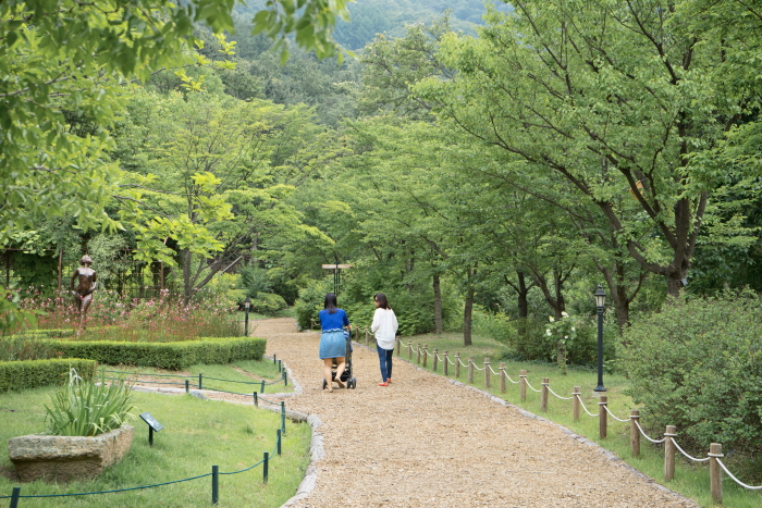 제이드가든을 산책하는 여행객