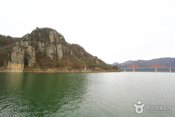 충주호유람선이 회항하는 옥순봉과 옥순대교