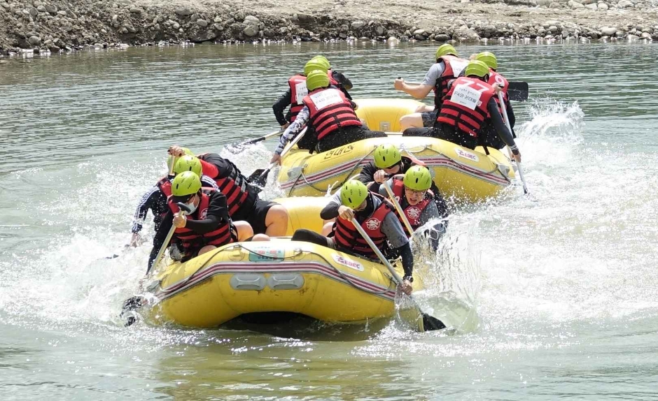 Festival de Balsas en el Río Donggang (동강뗏목축제)