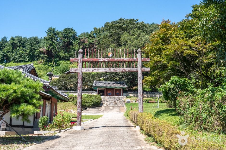 thumbnail-진위향교-1