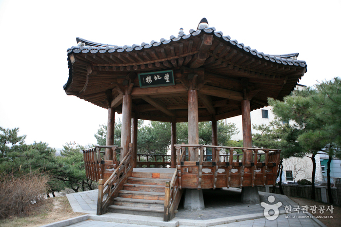Namsangol Hanok Village (남산골 한옥마을)