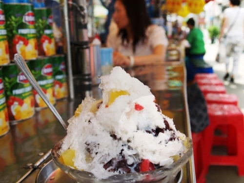 숟가락을 넣을 때 마다 폭폭 소리가 나는 고운 얼음산. 30년째 변함 없는 손맛이 비결이다.