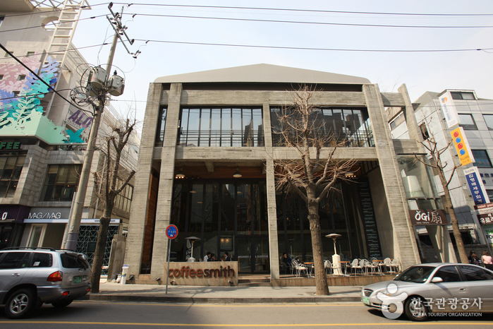 Sinsadong Garosu-gil Road (신사동 가로수길)