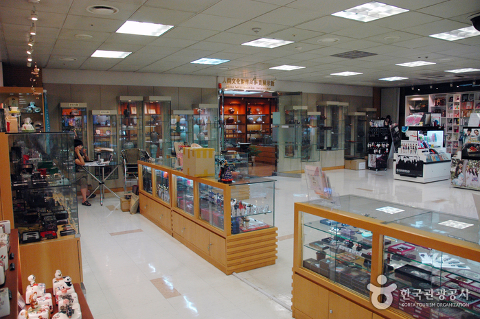 Tourist Information Center (TIC) of Korea Tourism Organization (KTO) (한국관광공사 관광안내전시관) 