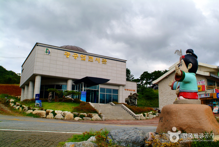 Dodamsambong Peaks (도담삼봉)