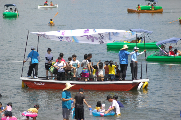 장흥물축제의 줄배<사진 제공 : 장흥군청 />