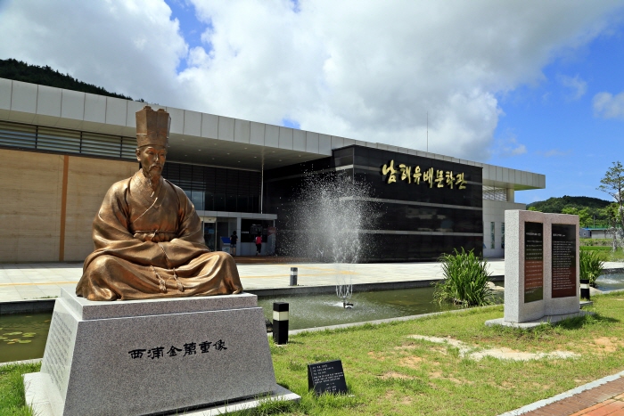 김만중 동상이 반겨주는 남해유배문학관