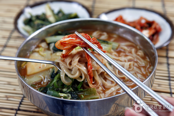 겉절이김치를 척척 얹어 먹는 칼국수 맛이 일품이다.