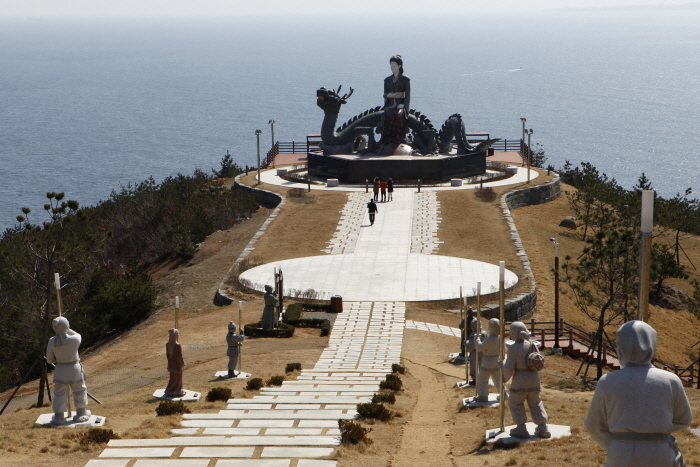 Lady Suro Heonhwa Park (Namhwasan Sunrise Park) (수로부인 헌화공원(남화산 해맞이공원))