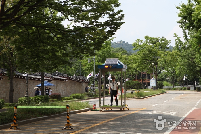 검문소는 더 이상 지나가는 시민들에게 방문 목적을 묻지 않는다.