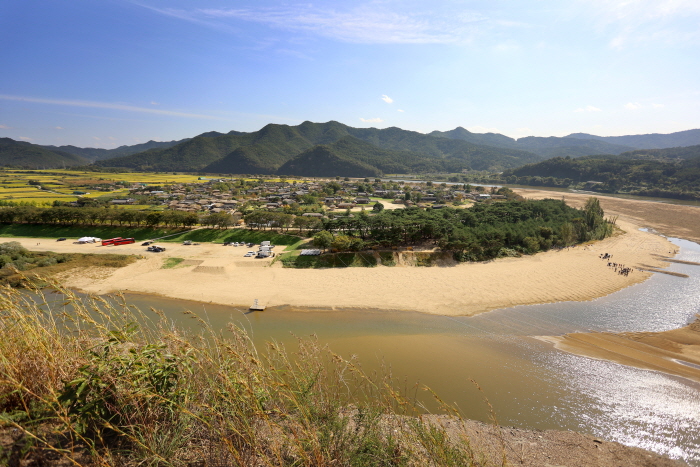 芙蓉台から眺めた河回村と洛東江