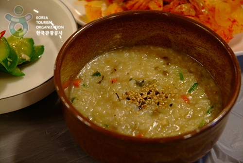 백합조개는 회도 맛있지만 죽을 최고로 친다.