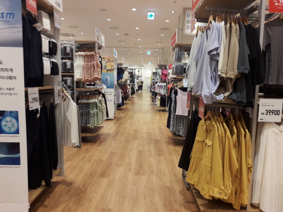 Uniqlo - Lotte Mall Gunsan Branch [Tax Refund Shop] (유니클로 롯데몰군산)