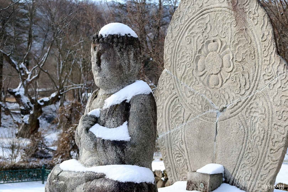 용운사지 석조비로자나불좌상