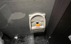 황남빵_유아용 의자 , 화장실제일 안쪽칸