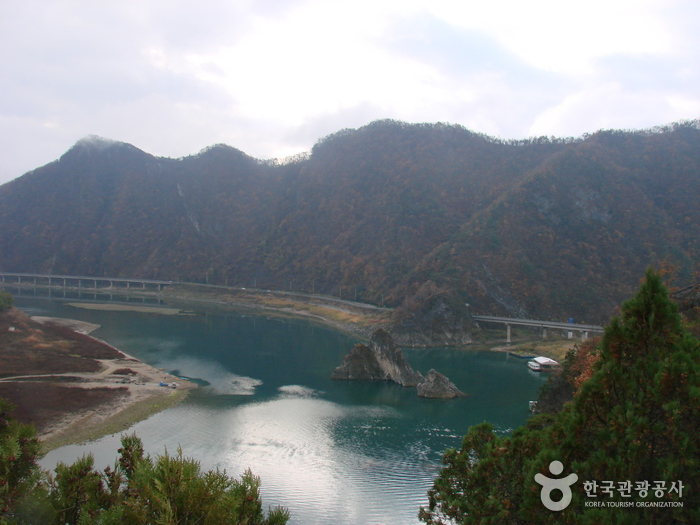 Dodamsambong Peaks (도담삼봉)