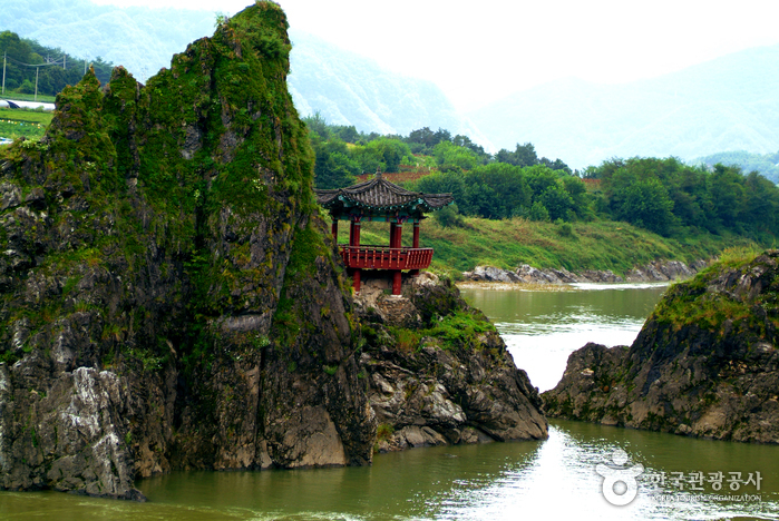 Dodamsambong Peaks (도담삼봉)