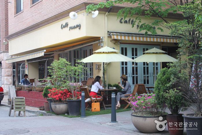 Bojeong-dong Café Street (보정동카페거리)