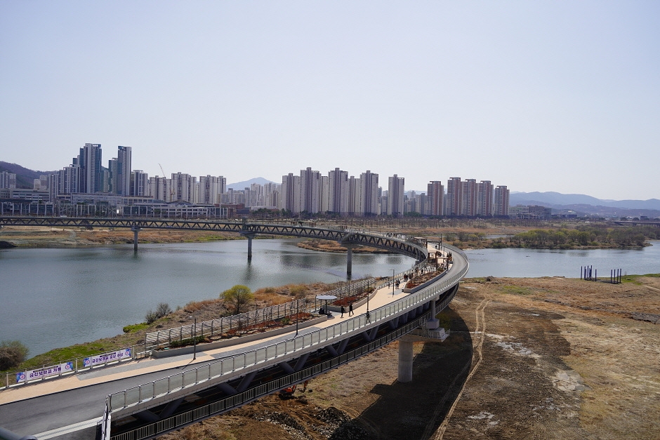 Pont piéton Geumgang (금강보행교)