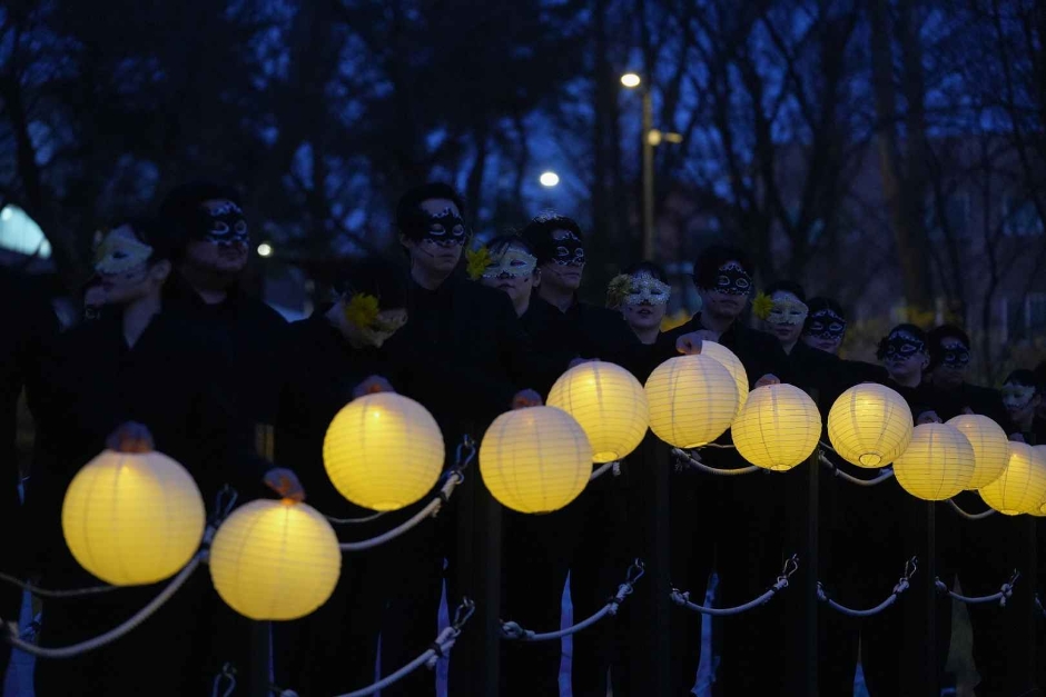 Фестиваль фонарей и вишни у ручья Янчжэчхон (양재천 벚꽃 등(燈) 축제)