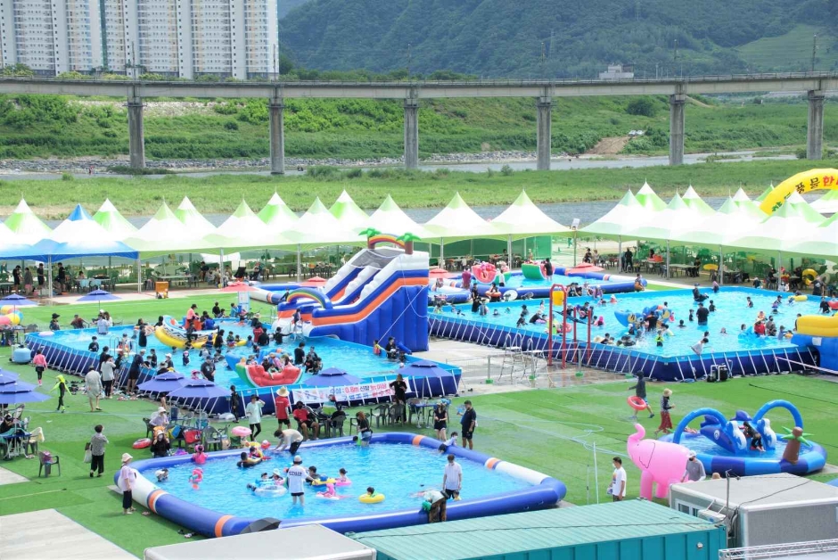 Festival de Balsas en el Río Donggang (동강뗏목축제)