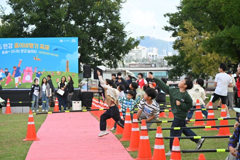 한강 종이비행기 축제