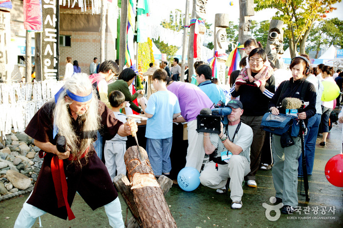 Andong Maskdance Festival (안동국제탈춤페스티벌)