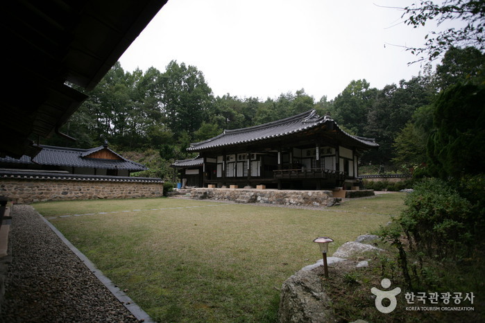 Chiam House (치암고택)