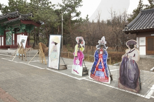 Празднование Нового года по Восточному календарю  - Соллаль 2015  в деревне традиционных корейских домов 