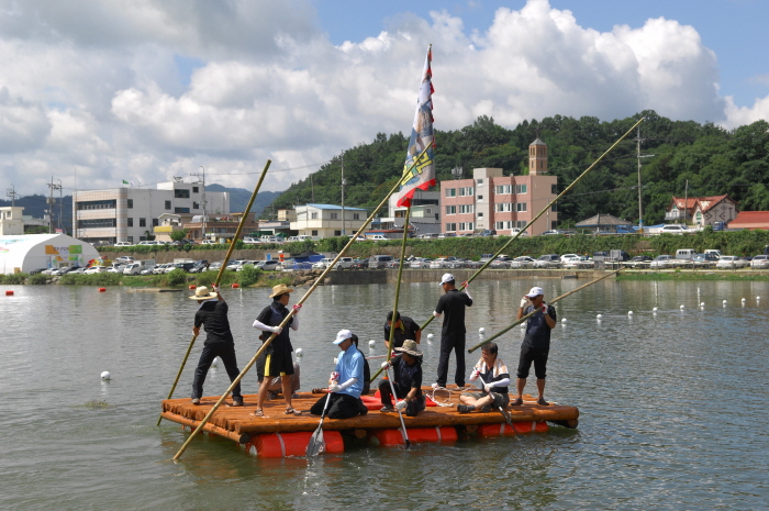 장흥물축제의 뗏목<사진 제공 : 장흥군청 />