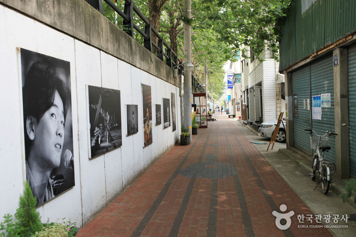 Kim Kwangseok-gil Street (김광석 길 (김광석다시그리기길))